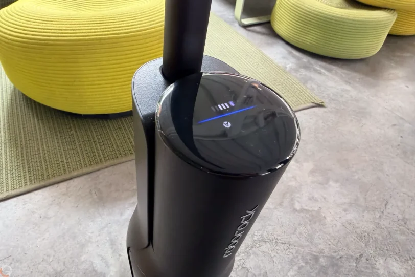 מחוון טעינה, Roborock F25 Ace Pro (צילום: רונן מנדזיצקי)