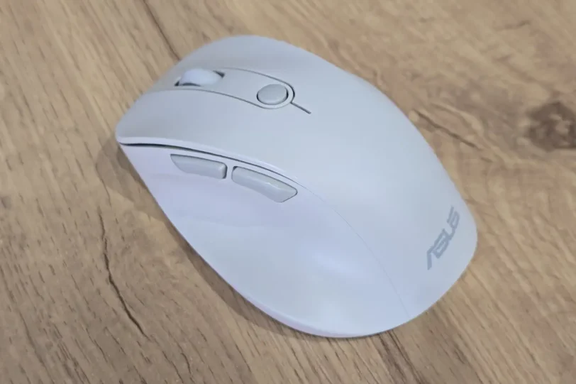 עכבר ASUS Wireless Mouse MD105 (צילום: יאן לנגרמן, גאדג’טי)