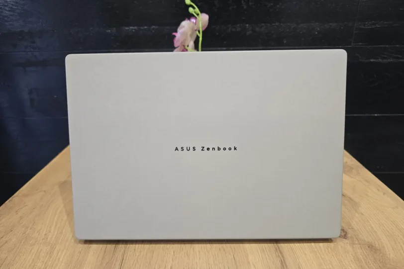 Zenbook A14 – גב (צילום: יאן לנגרמן, גאדג’טי)