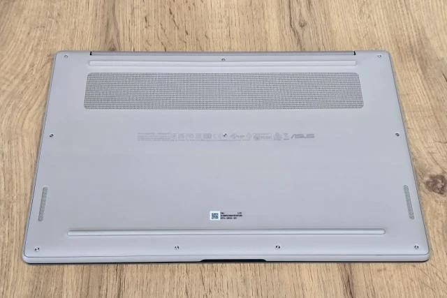 Zenbook A14 – חלק תחתון (צילום: יאן לנגרמן, גאדג’טי)