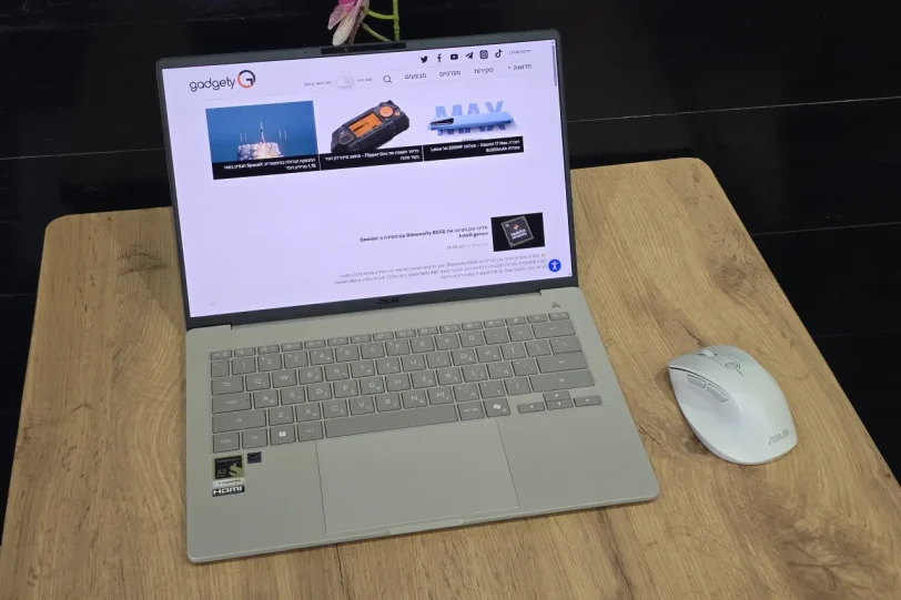 נייד Zenbook A14 (צילום: יאן לנגרמן, גאדג’טי)