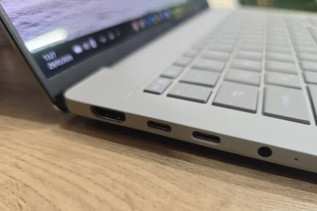 Zenbook A14 – חיבורים משמאל (צילום: יאן לנגרמן, גאדג’טי)