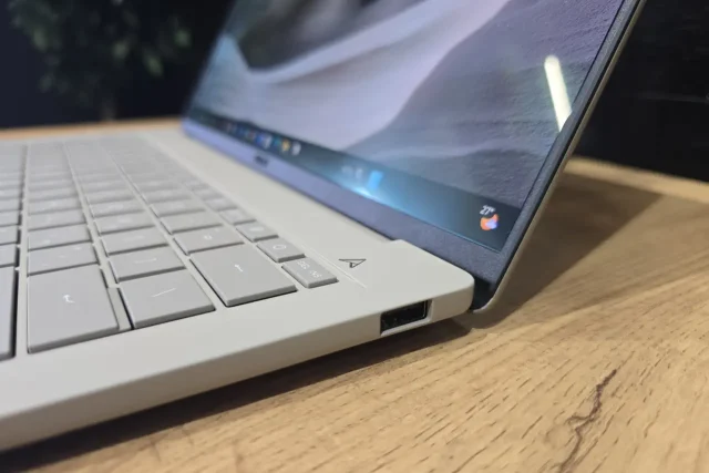 Zenbook A14 – חיבורים מימין (צילום: יאן לנגרמן, גאדג’טי)