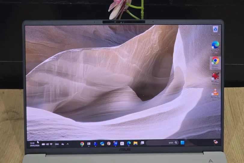Zenbook A14 – מסך (צילום: יאן לנגרמן, גאדג’טי)