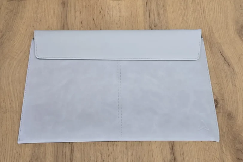 Zenbook A14 – שרוול נשיאה (צילום: יאן לנגרמן, גאדג’טי)