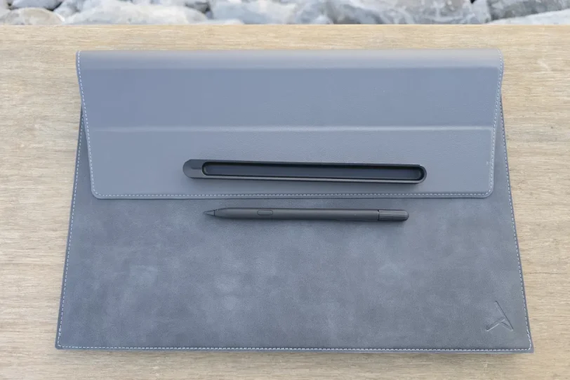 Zenbook DUO – שרוול נשיאה ועט מגע (צילום: יאן לנגרמן, גאדג’טי)
