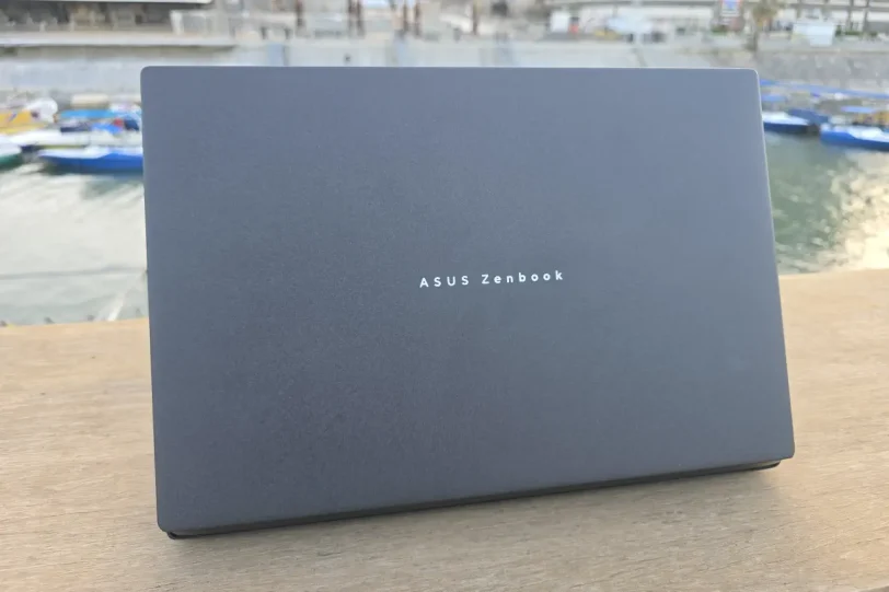 Zenbook DUO – גב (צילום: יאן לנגרמן, גאדג’טי)