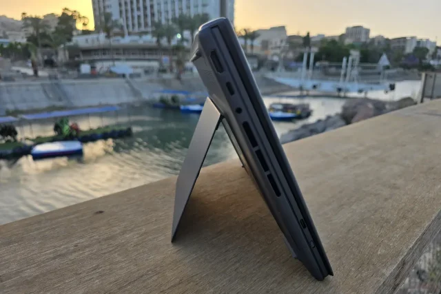 Zenbook DUO – מעמד (צילום: יאן לנגרמן, גאדג’טי)