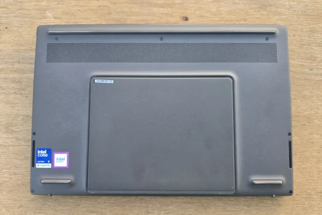 Zenbook DUO – חלק תחתון (צילום: יאן לנגרמן, גאדג’טי)