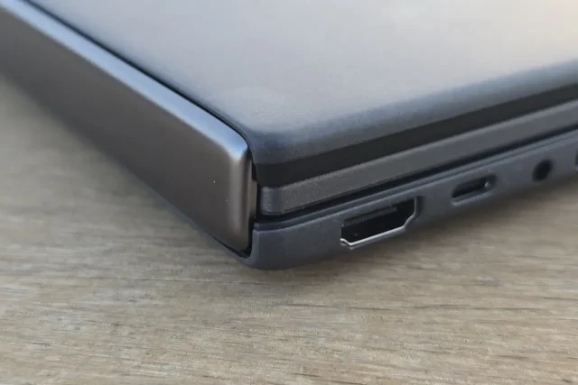 Zenbook DUO – עובי במצב סגור (צילום: יאן לנגרמן, גאדג’טי)