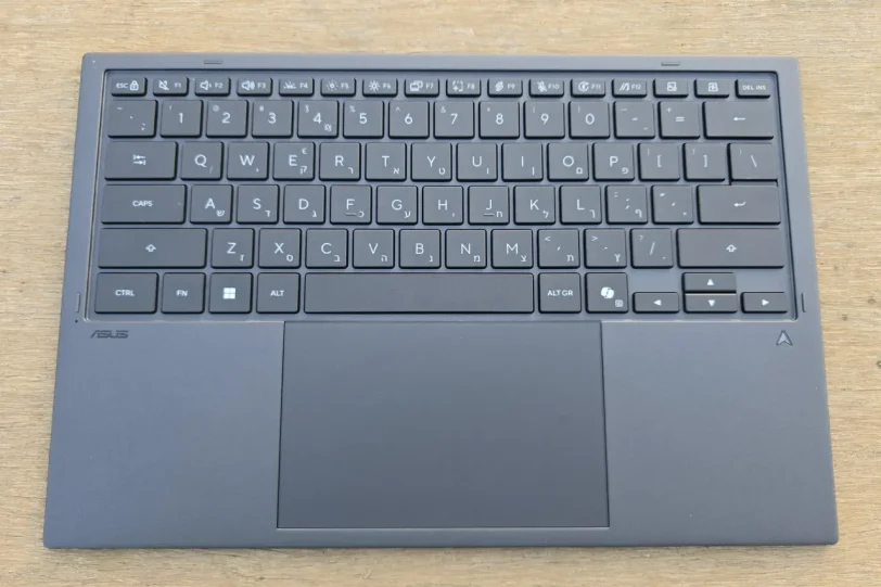 Zenbook DUO – מקלדת (צילום: יאן לנגרמן, גאדג’טי)