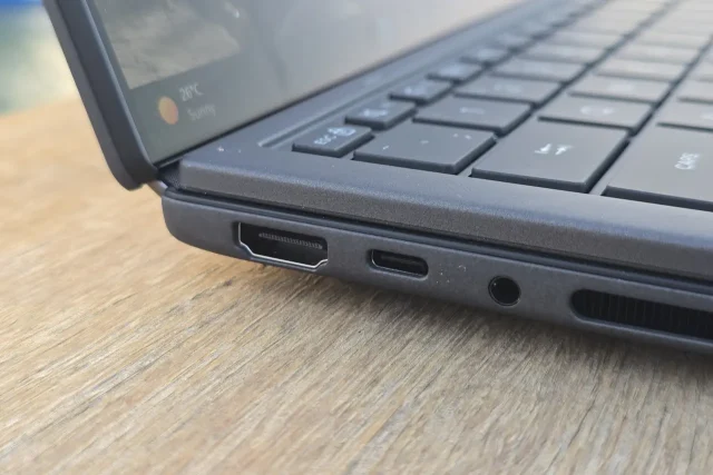 Zenbook DUO – חיבורים משמאל (צילום: יאן לנגרמן, גאדג’טי)