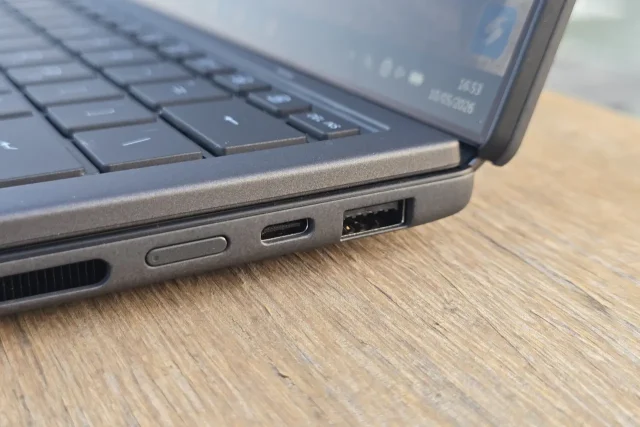 Zenbook DUO – חיבורים מימין (צילום: יאן לנגרמן, גאדג’טי)