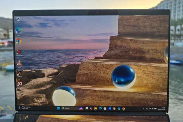 Zenbook DUO – מסך עליון (צילום: יאן לנגרמן, גאדג’טי)