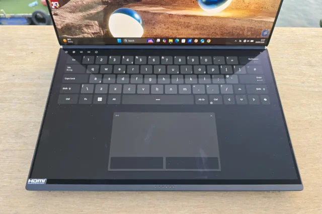 Zenbook DUO – מקלדת וירטואלית (צילום: יאן לנגרמן, גאדג’טי)