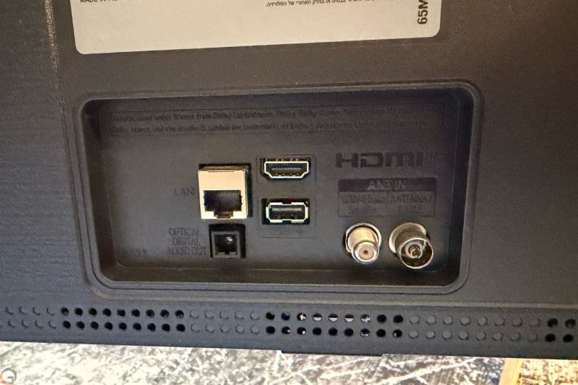 חיבורים במסך LG MRGB 85B (צילום: רונן מנדזיצקי)