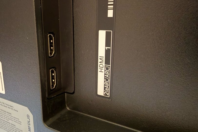 חיבורים במסך LG MRGB 85B (צילום: רונן מנדזיצקי)