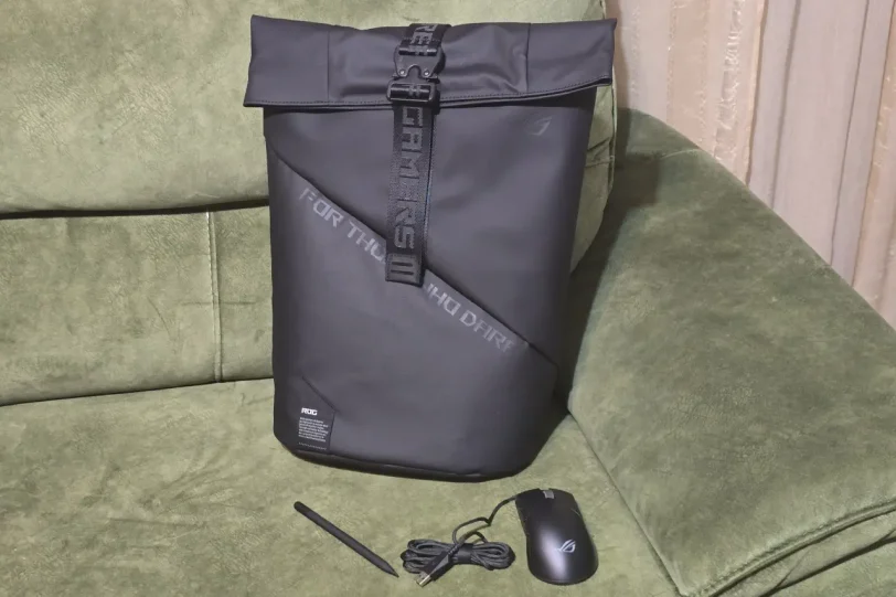ROG Zephyrus Duo – תיק, עט מגע ועכבר גיימינג (צילום: יאן לנגרמן, גאדג’טי)