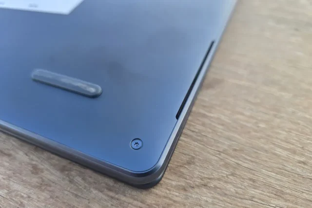 Yoga 9 - תקריב רמקול תחתון (צילום: יאן לנגרמן, גאדג’טי)