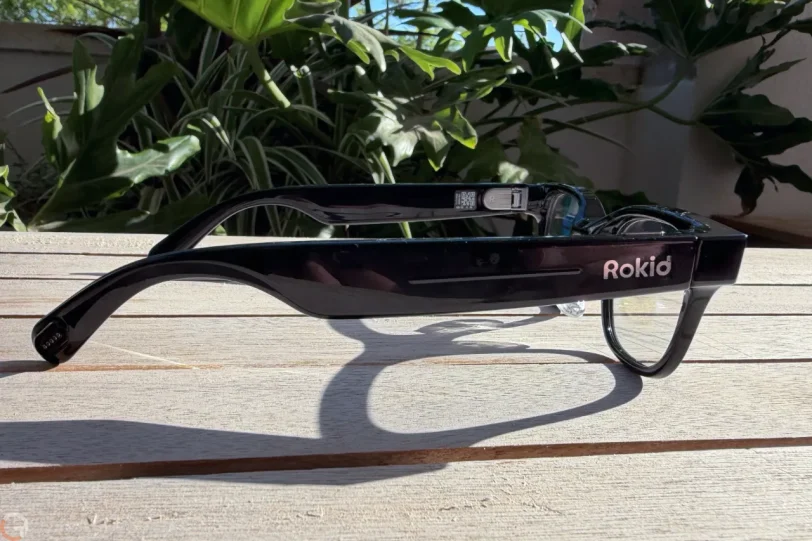 סליידר שליטה למשקפי Rokid (צילום: רונן מנדזיצקי)