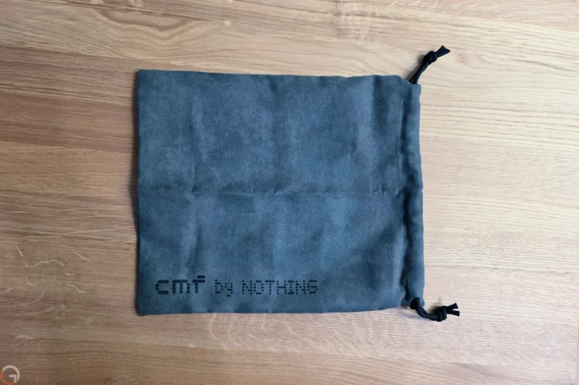 שקית בד, אוזניות CMF Headphone Pro (צילום: רונן מנדזיצקי)