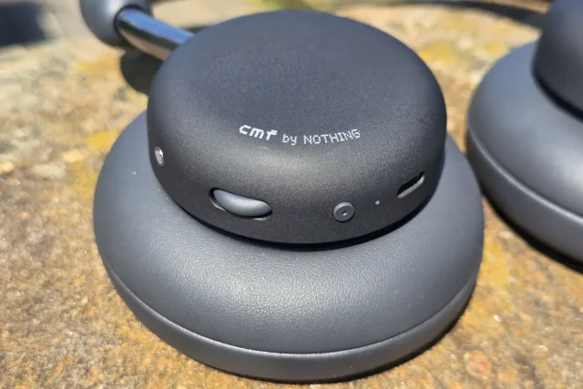 CMF Headphone Pro - בקרי אוזניה ימנית (צילום: יאן לנגרמן, גאדג’טי)