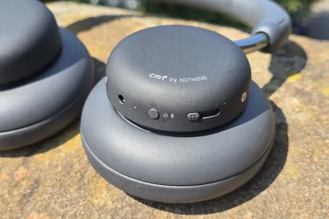 CMF Headphone Pro - בקרי אוזניה שמאלית (צילום: יאן לנגרמן, גאדג’טי)