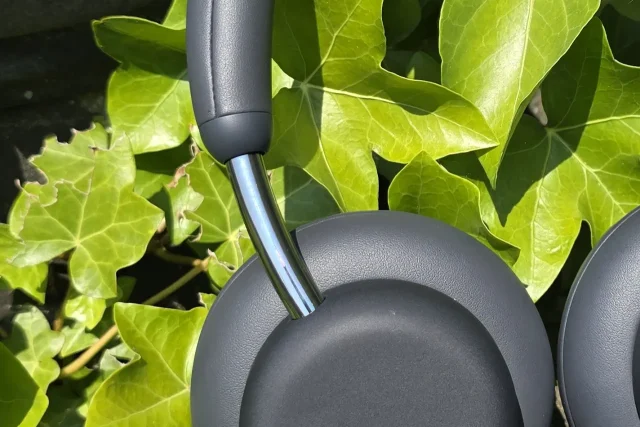 CMF Headphone Pro - תקריב קשת (צילום: יאן לנגרמן, גאדג’טי)
