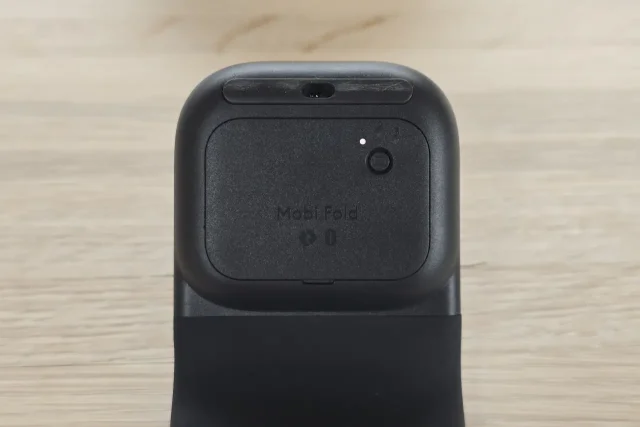 Mobi Fold - תקריב חיישן וכפתור חיבור (צילום: יאן לנגרמן, גאדג'טי)