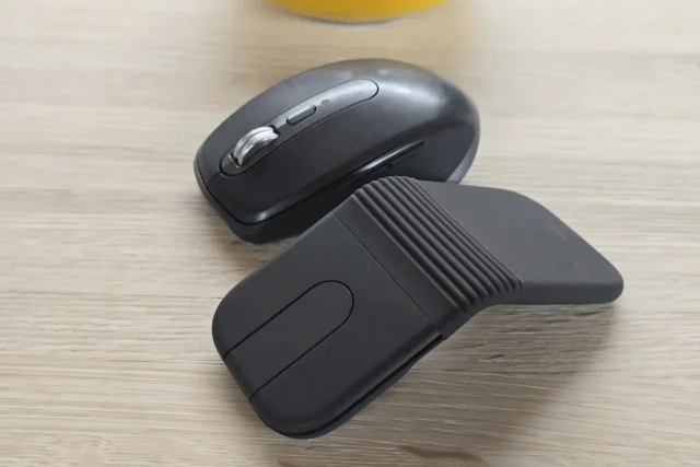 Mobi Fold מול MX Anywhere 3S (צילום: יאן לנגרמן, גאדג'טי)