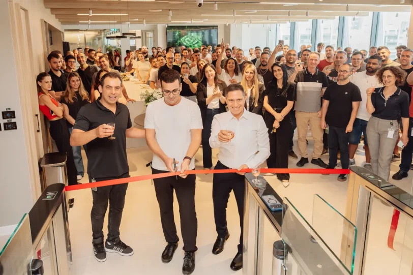 חנוכת מרכז הפיתוח, רוביק דנילוביץ, תמיר עזרזר ועמית קריג (באדיבות אנבידיה)