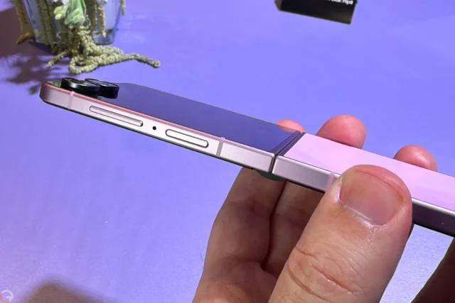 Galaxy Z Flip8 (צילום: רונן מנדזיצקי)