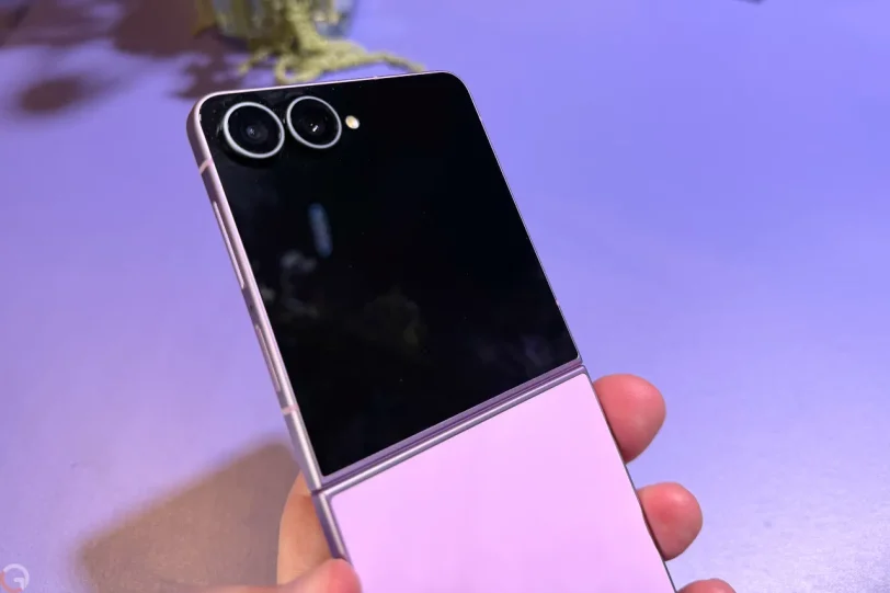 Galaxy Z Flip8 (צילום: רונן מנדזיצקי)