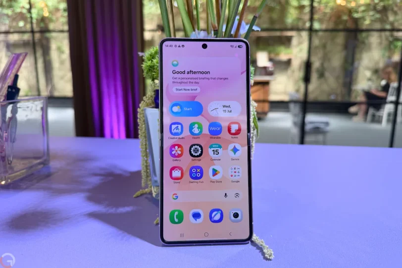 Galaxy Z Flip8 (צילום: רונן מנדזיצקי)