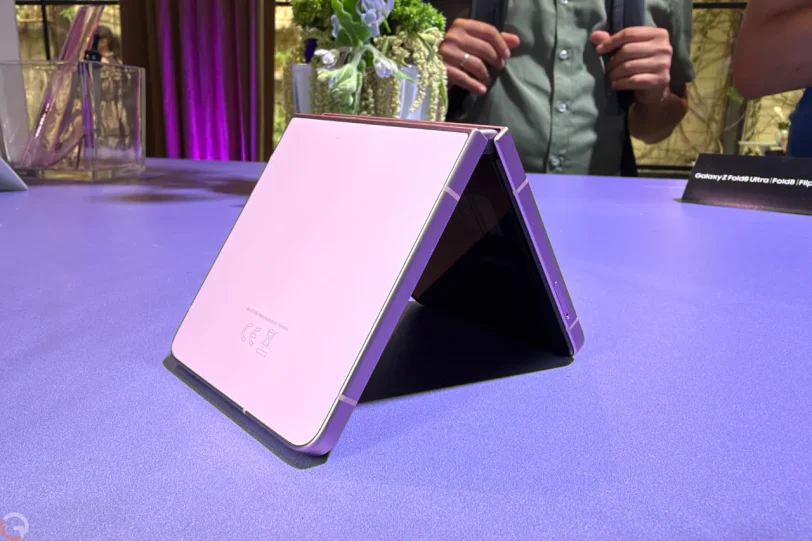 Galaxy Z Flip8 (צילום: רונן מנדזיצקי)