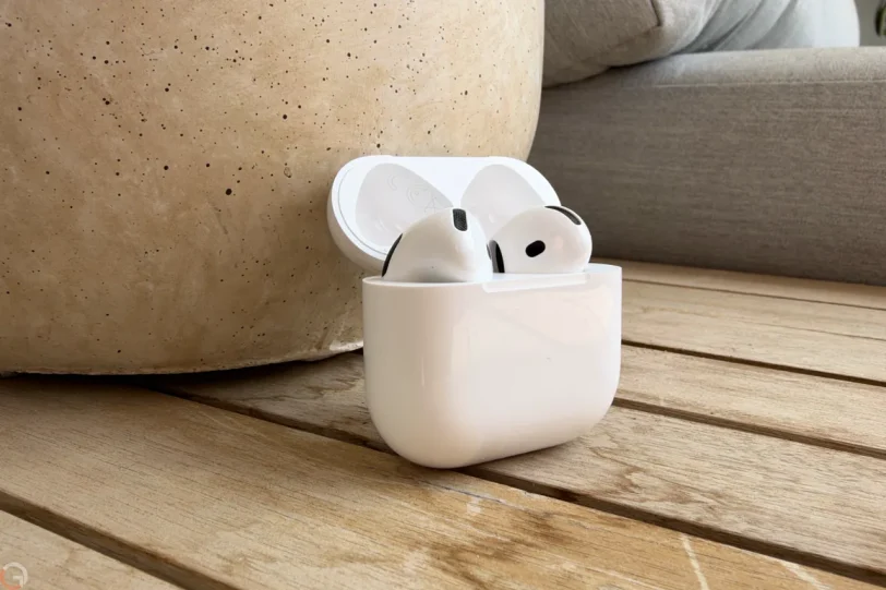 אוזניות AirPods 5 (צילום: רונן מנדזיצקי)