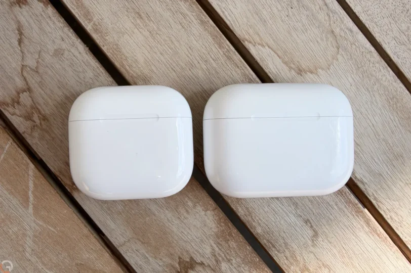 אוזניות AirPods 5 מול AirPods 3 Pro (צילום: רונן מנדזיצקי)