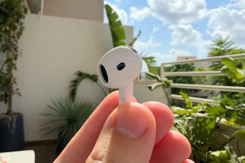 אוזניות AirPods 5 (צילום: רונן מנדזיצקי)
