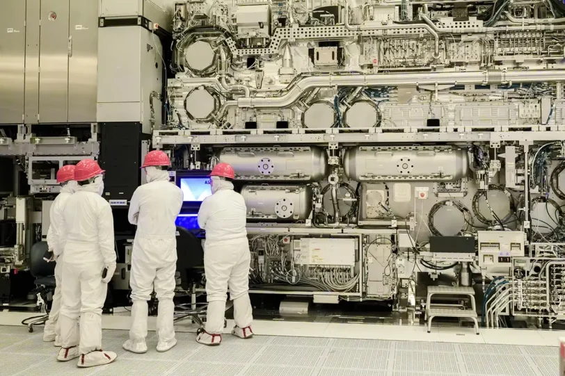 ASML EXE:5000 High NA EUV ב-Fab 25 (מקור אינטל)