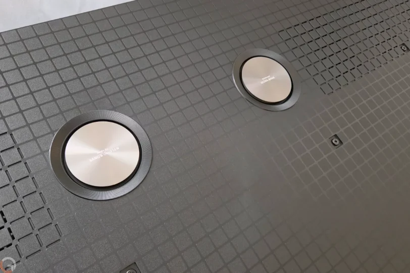 רמקולי B&O במסך TCL C8L (צילום: רונן מנדזיצקי)