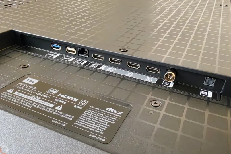 חיבורים במסך TCL C8L (צילום: רונן מנדזיצקי)