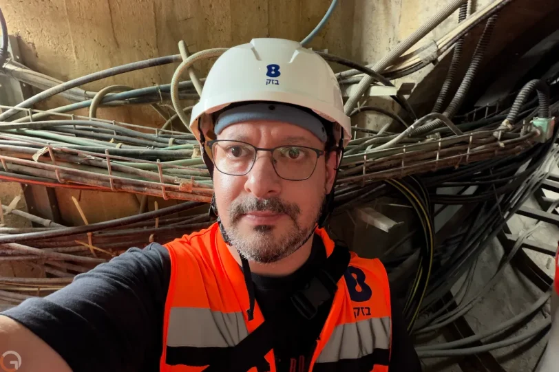 כבלי סיב אופטי מתחת לאדמה (צילום: רונן מנדזיצקי)