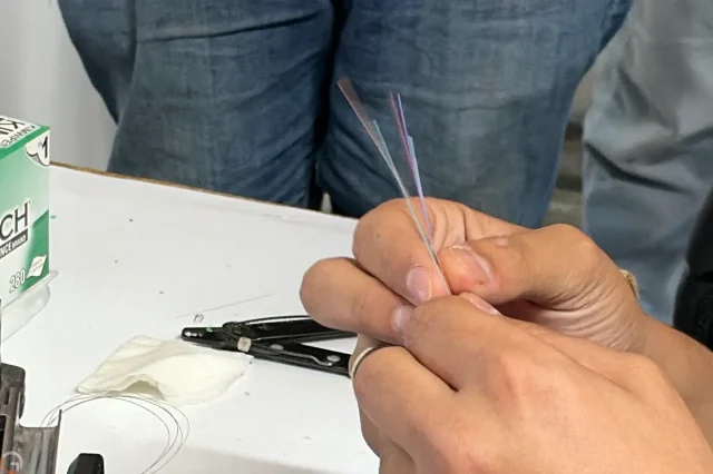 חשיפת סיבים אופטיים (צילום: רונן מנדזיצקי)